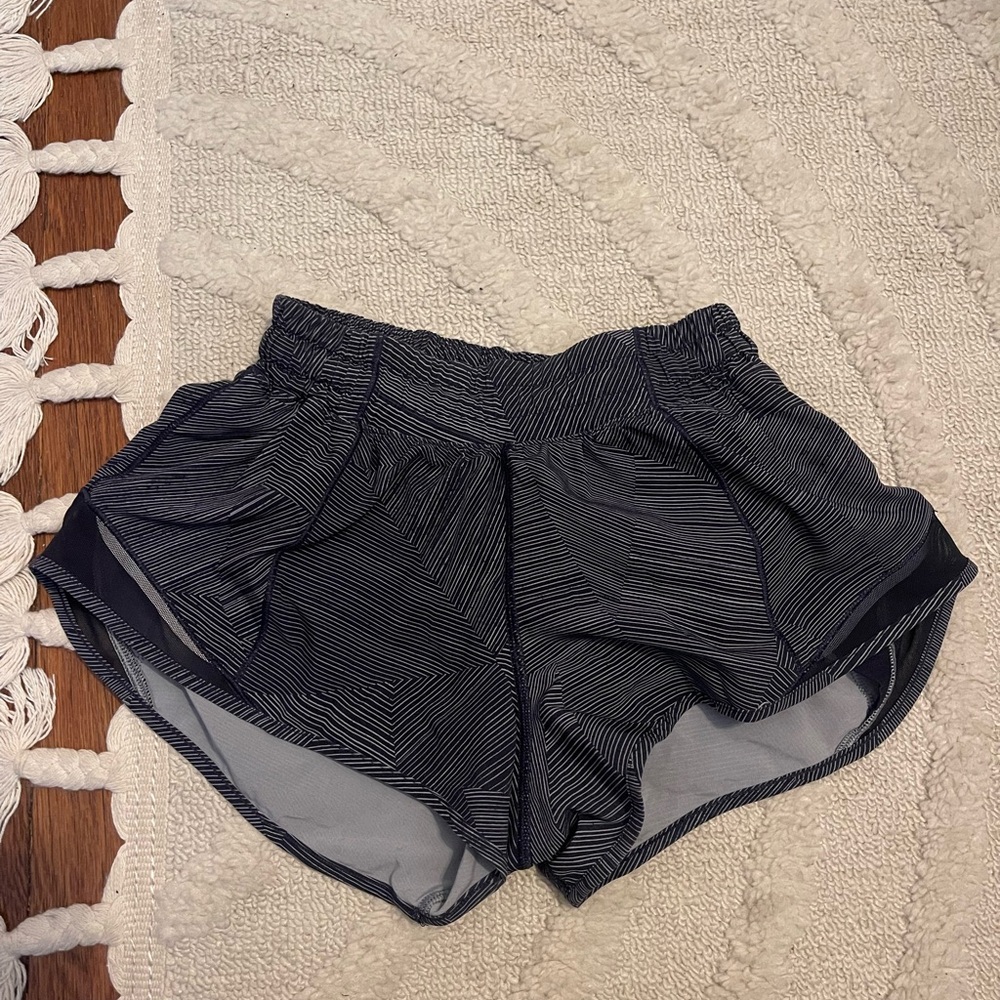 Extremely Rare Size 2 Lululemon Hotty Hot Shorts in etch hail midnight navy